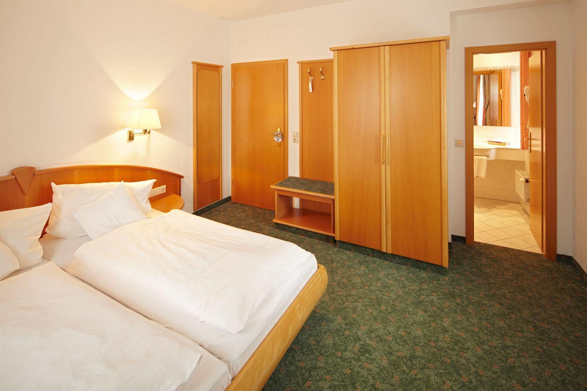 Hotel Zum Hirsch Wertingen 외부 사진