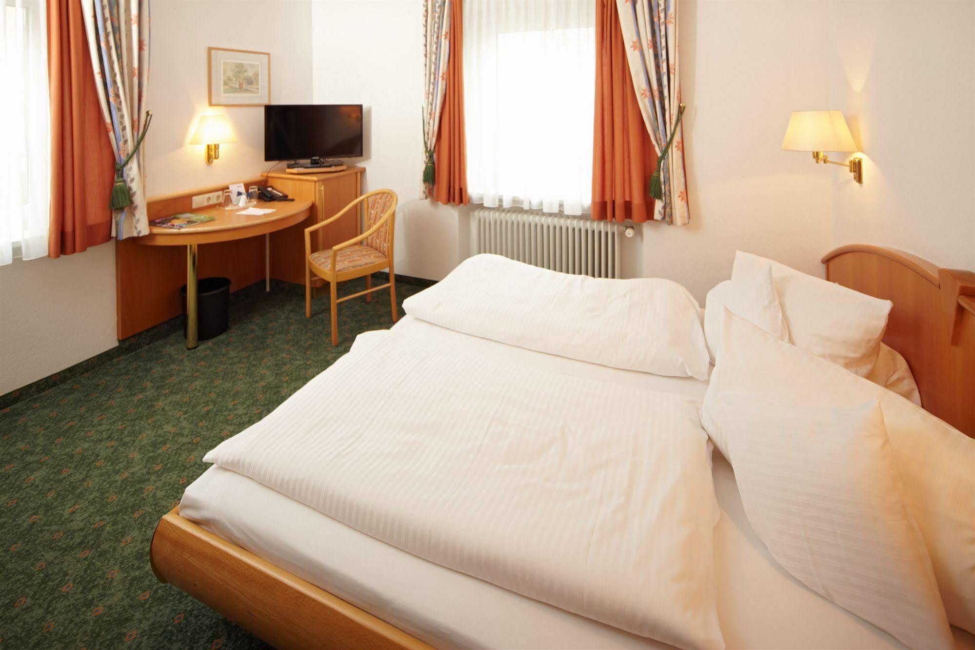 Hotel Zum Hirsch Wertingen 외부 사진