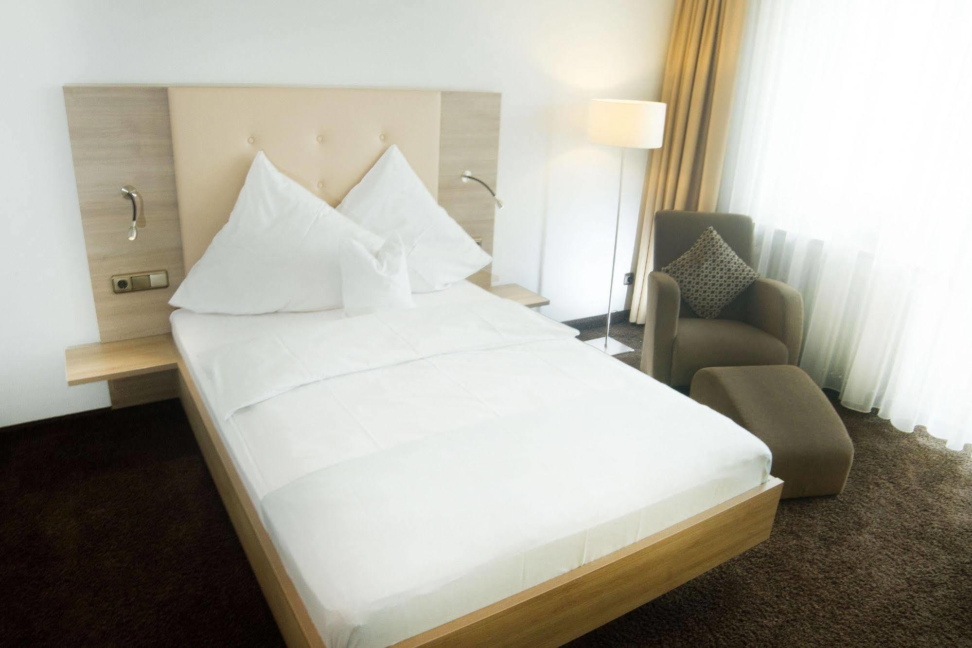 Hotel Zum Hirsch Wertingen 외부 사진