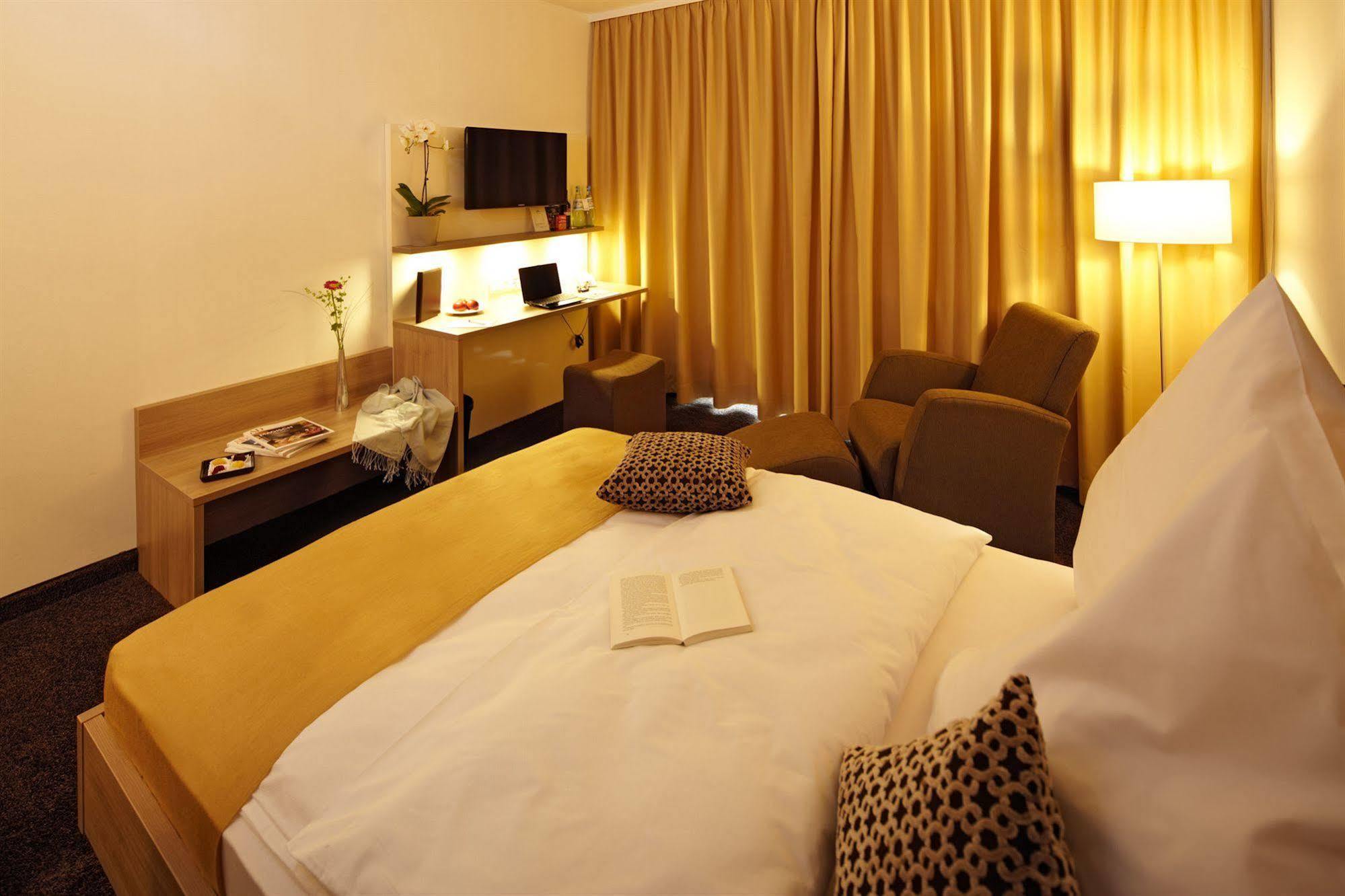 Hotel Zum Hirsch Wertingen 외부 사진