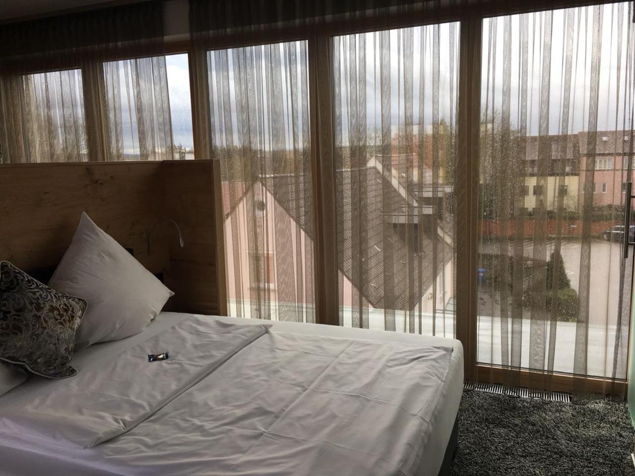 Hotel Zum Hirsch Wertingen 외부 사진